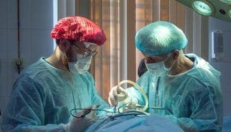 Dois médicos em uma cirurgia